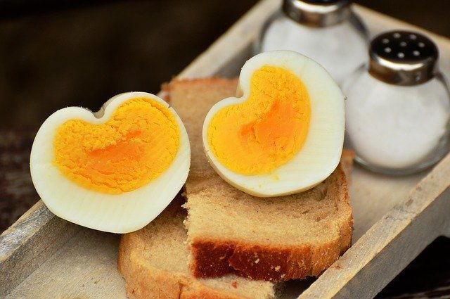 Βραστό αυγό πάνω σε ψωμάκι 
