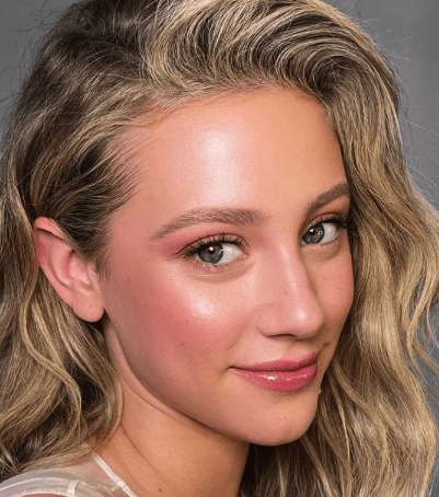 Μακιγιάζ για ξανθιές με μπλε μάτια στην Lili Reinhart από τον Patrick Ta