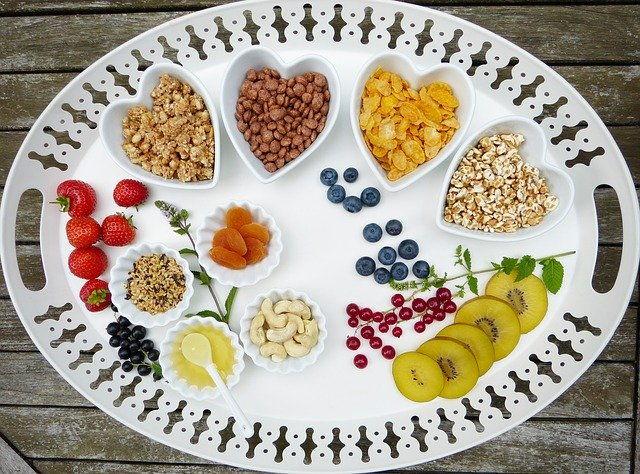 Δίσκος με διάφορα μπολάκια που περιέχουν δημητριακά αλλά και φρούτα