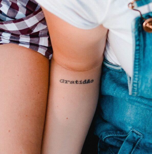 Η ευγνωμοσύνη αναγράφεται στον αγκώνα της κοπέλας