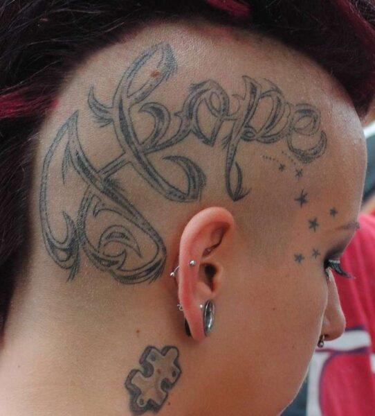 Μεγάλο τατουάζ στο κεφάλι με τη λέξη ελπίδα