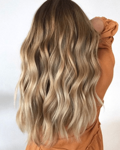 Σγουρά μαλλιά με ανταύγιες - χρώματα για μαλλιά 2022