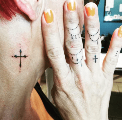 Τατουάζ σταυρός στα δάχτυλα
