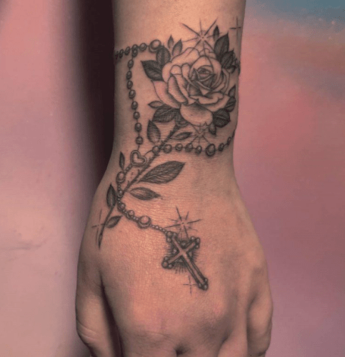 Τατουάζ σταυρός στο χέρι 