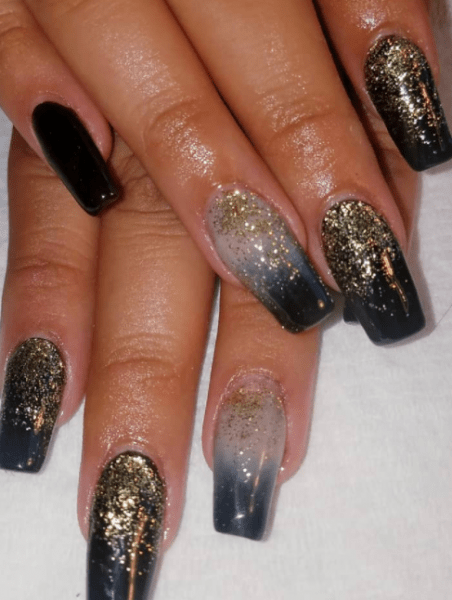 Νύχια μαύρα με χρυσό glitter και μπέζ χρώμα