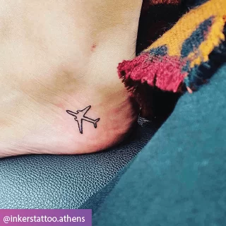 Τατουάζ γυναικείο στον αστράγαλο αεροπλάνο