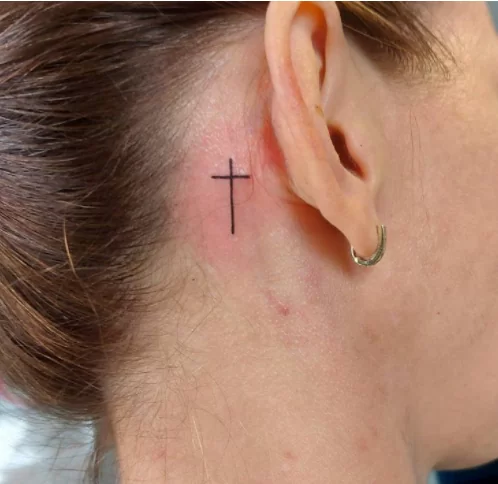 Τατουάζ σταυρός στο λαιμό 