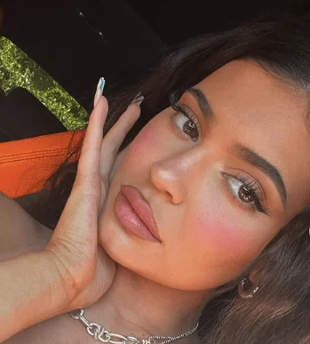 Φυσικό μακιγιάζ για καστανά μάτια στην Kylie Jenner