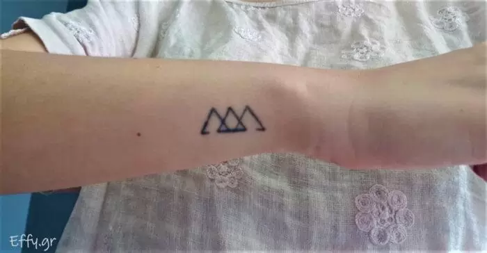 Τατουάζ μίνιμαλ με τρίγωνα που μοιάζουν με βουνά
