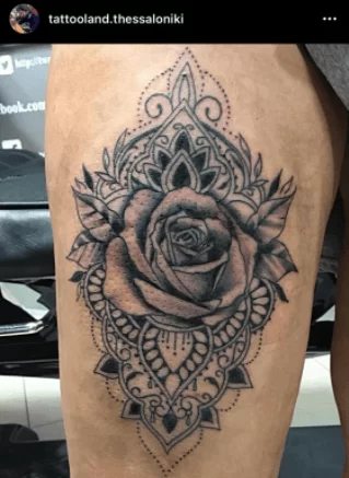 Τατουάζ με τριαντάφυλλο στο πόδι με απαλά χρώματα αλλά πολλές λεπτομέρειες