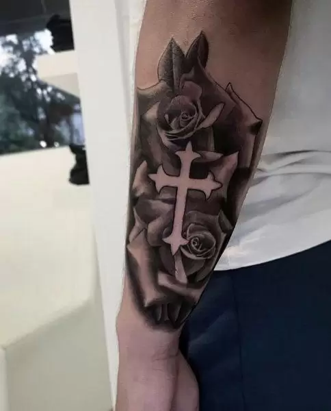 Μαύρος σταυρός χωρίς γέμισμα με φόντο τριαντάφυλλα στο χέρι