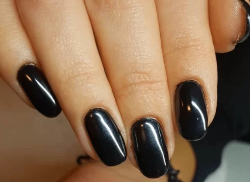 Σκούρα μαύρα νύχια καθρέφτες σε οβάλ σχήμα 