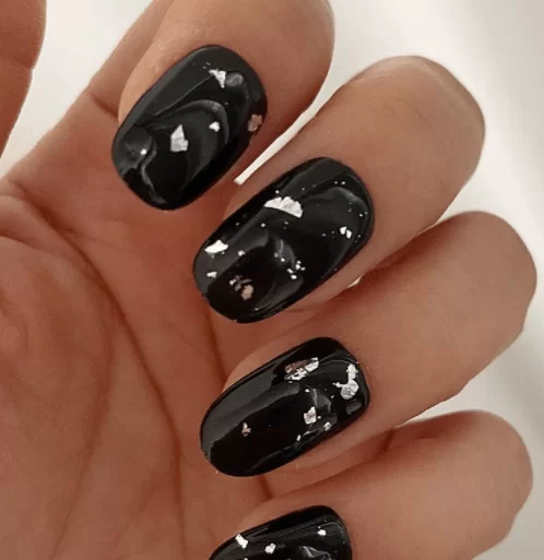 Μαύρα νύχια με κομμάτι ασημί glitter 