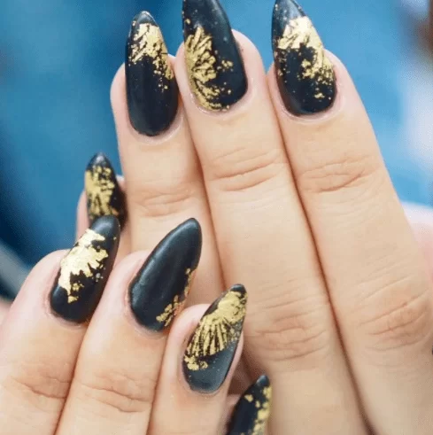 Μαύρα νύχια με φύλλα χρυσού σε σχήμα λουλούδι 